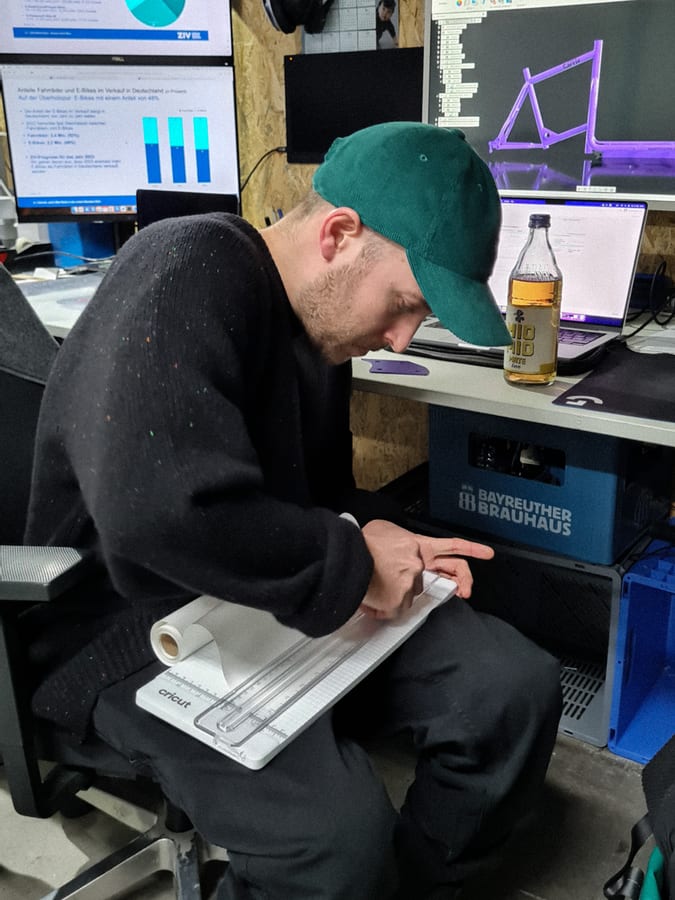 Decals werden am Plotter geschnitten, im Hintergrund das CAD-Modell