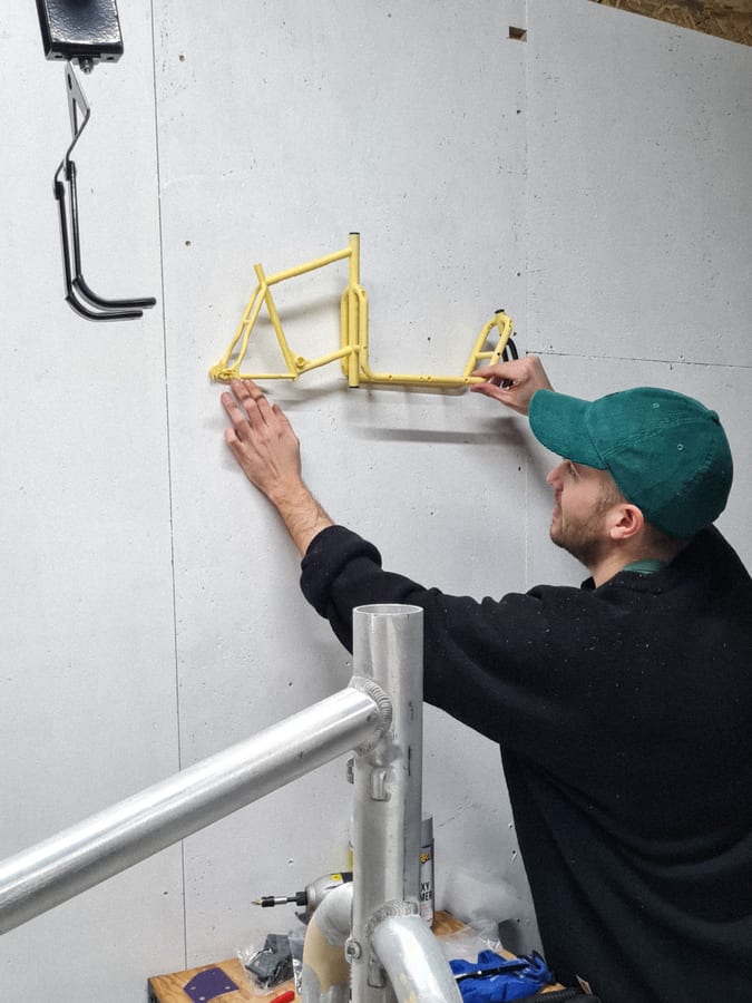 Früher Prototypen-Rahmen wird an die Werkstattwand gehängt